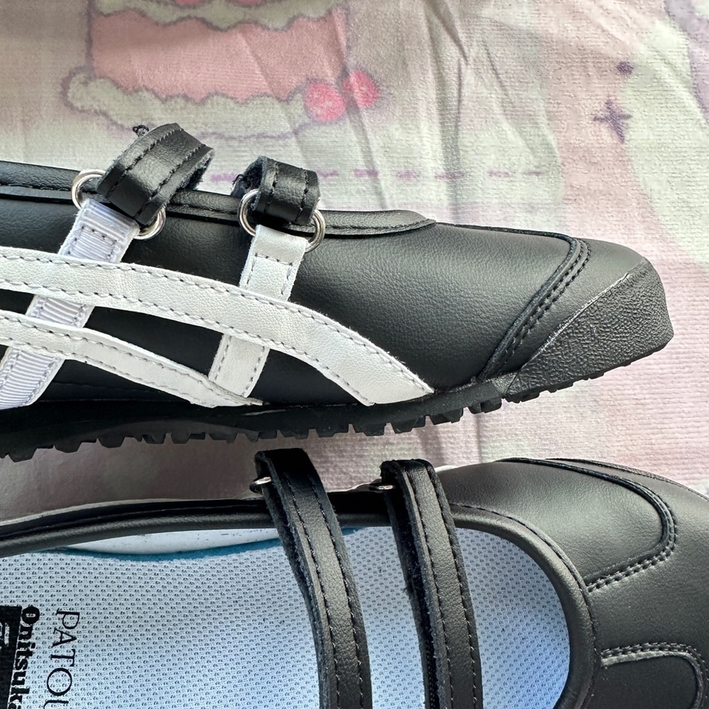Onitsuka Tiger by Asics Kids Black & White Mary Jane Sneakers with Double Straps - Picture 4 of 9